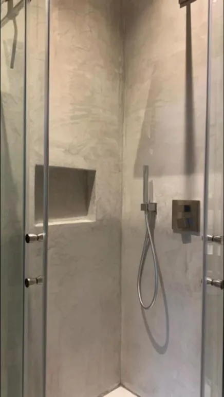 Fugenlose Dusche mit Mikrozement-Wänden und Nische