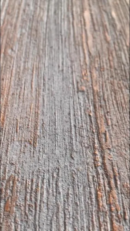 Wandstruktur in Grau mit bronzefarbener Metallic-Lasur