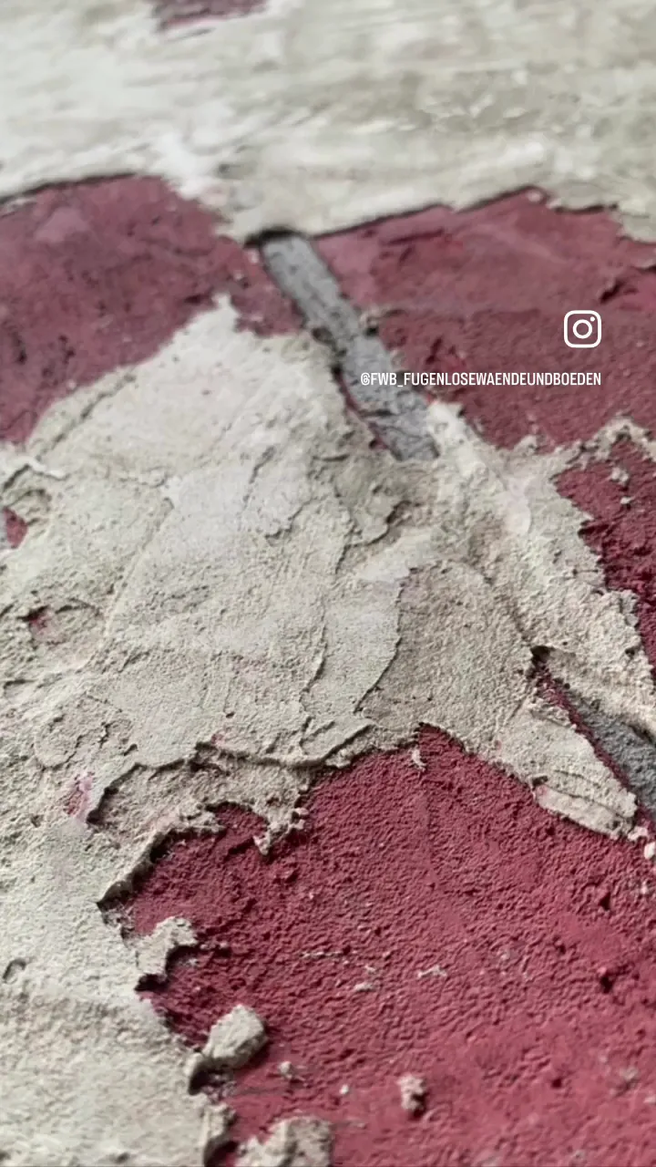 Detail einer weißen Spachtelstruktur auf rotem Grund