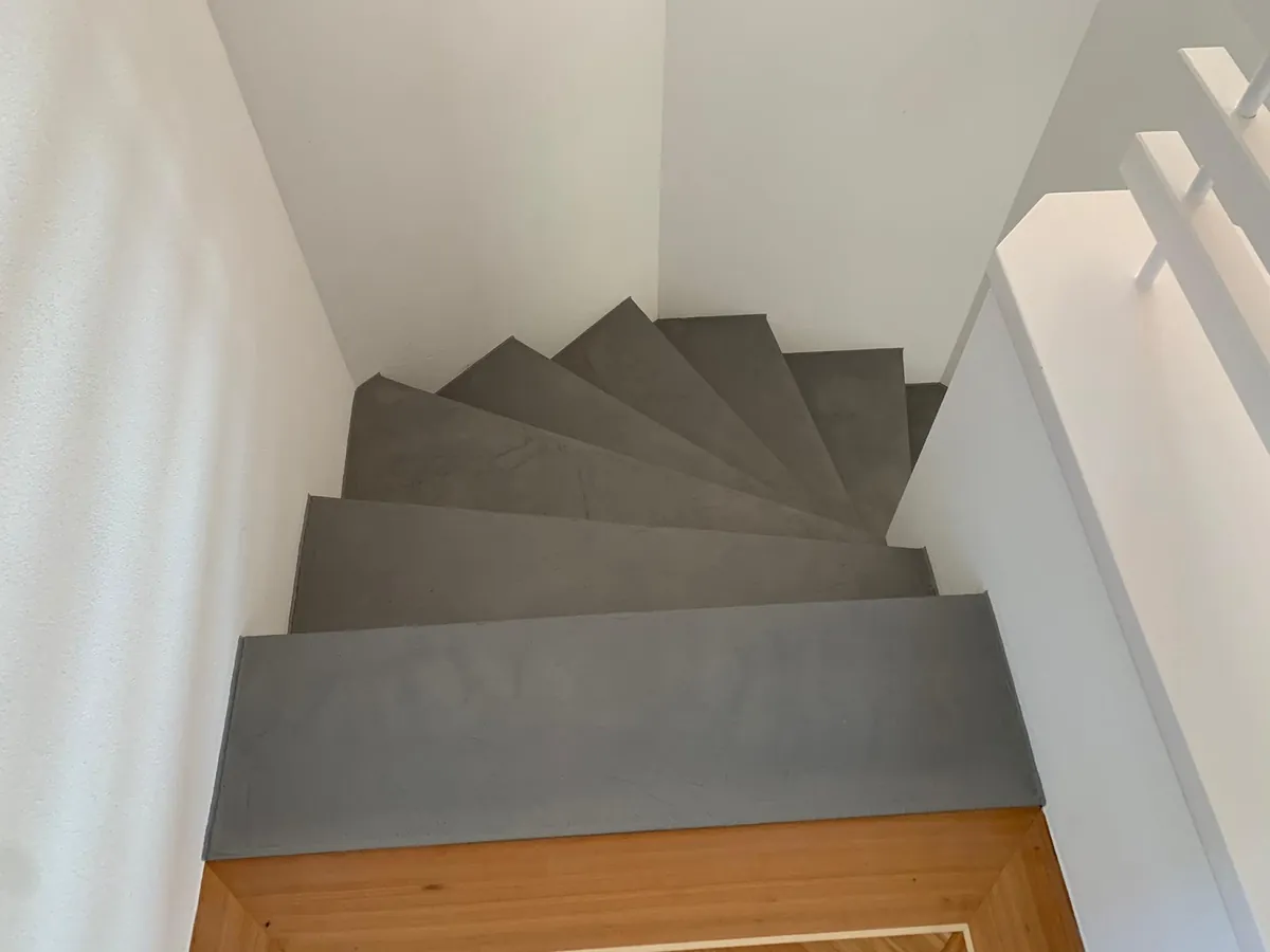 Fugenlos beschichtete Treppe in grauer Betonoptik